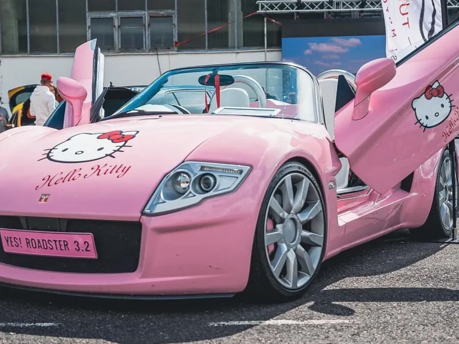 HELLO KITTY — up close